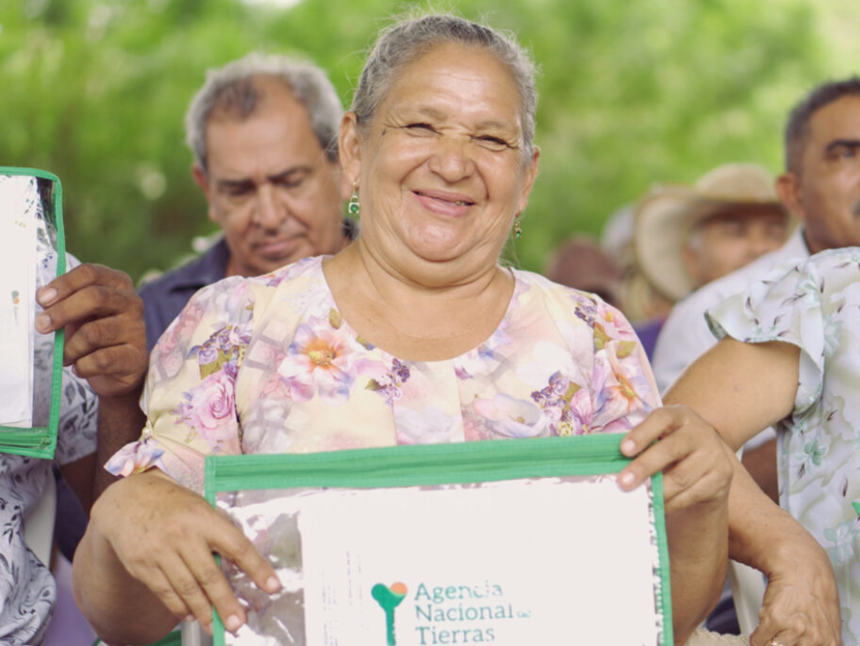 Beneficiaria asistente a la entrega de títulos.