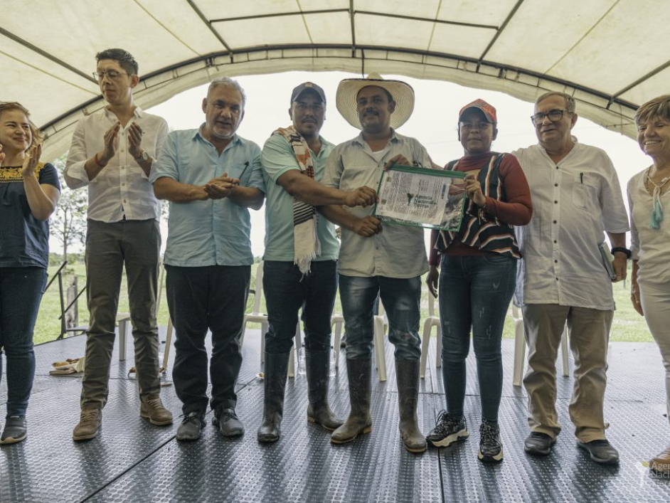 Gerardo Vega y beneficiarios de la entrega,