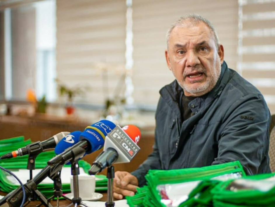 Gerardo Vega director general de la Agencia Nacional de Tierras dando declaraciones frente a medios de comunicación.