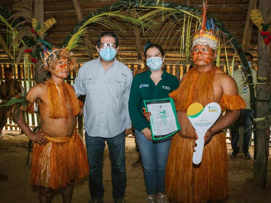 Representantes de la comunidad indígena Tiitanho Nijaamu-La Libertad del pueblo Yagua, junto a la ex directora, Myriam Carolina Martínez y el ex Ministro de Agricultura y Desarrollo Rural, Rodolfo Zea Navarro
