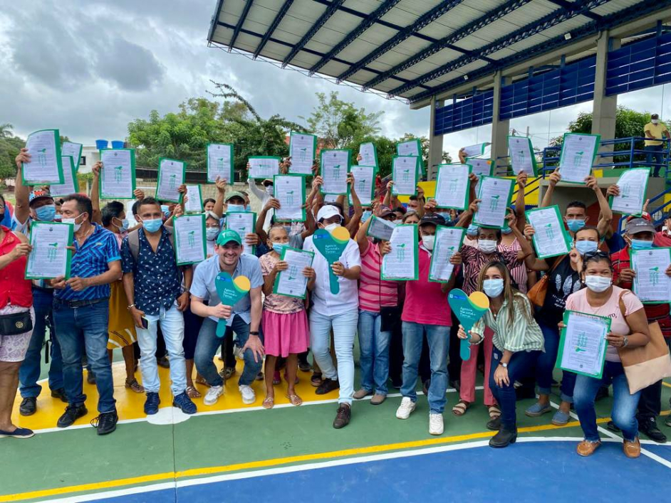 Grupo de personas que recibieron títulos de propiedad privada rural en Sucre