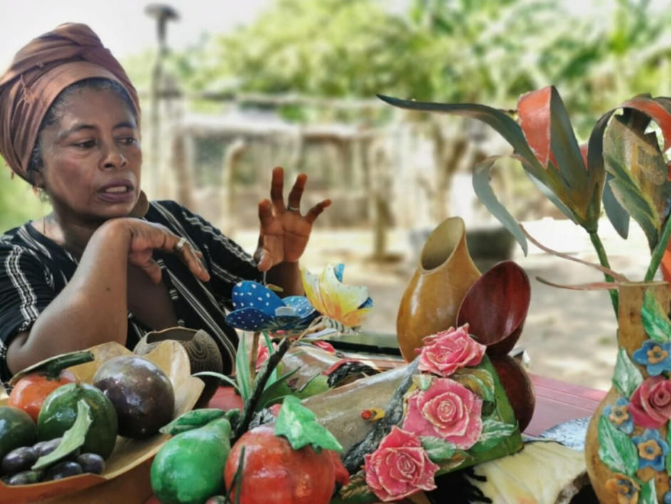 Magaly Esther Salgado con algunas de sus artesanías.