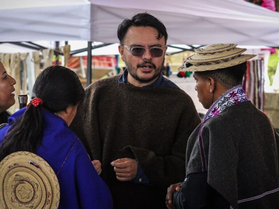 Director de la ANT conversando con mujeres indígenas.
