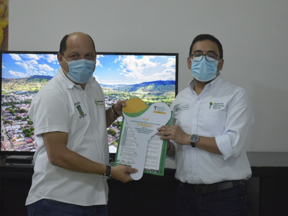 Funcionario de la ANT con funcionario de San Juan Nepomuceno