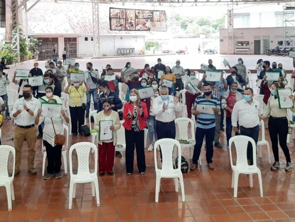 Grupo de personas del Huila mostrando que se beneficiaron con los titulos de propiedad rural
