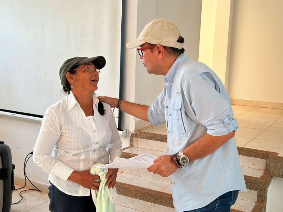 Dos personas conversando.