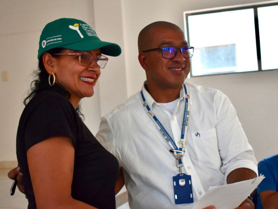 Funcionaria de la ANT y funcionario de la alcaldía de Guaviare.