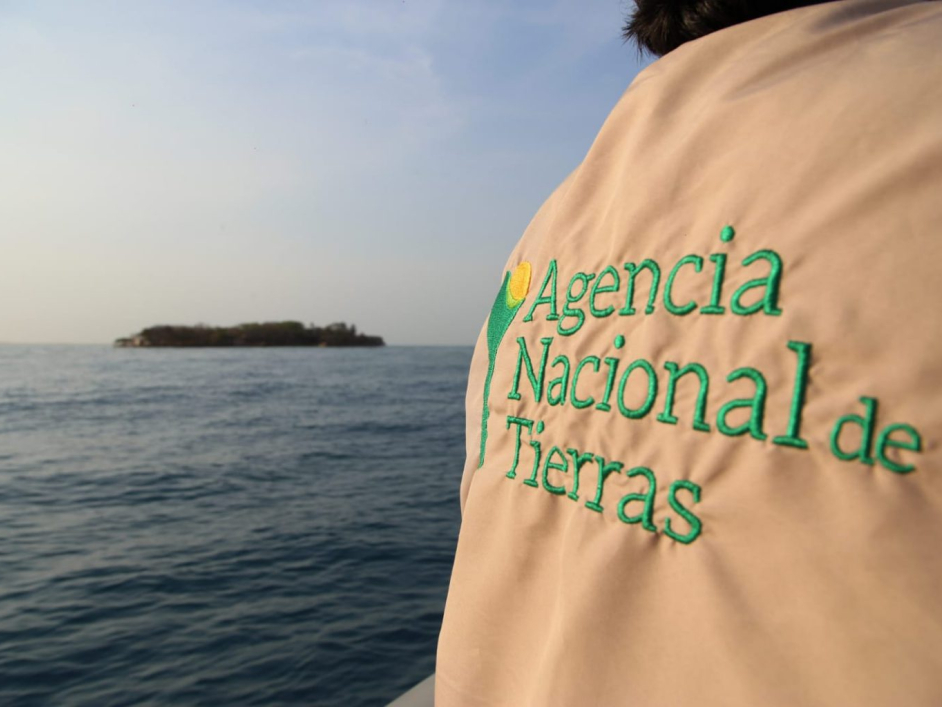 Uniforme con el logo de la ANT y de fondo el mar.