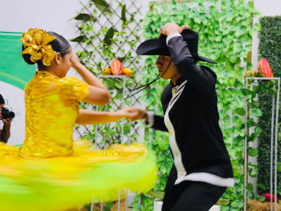 Pareja de jóvenes haciendo una muestra cultural de la región.