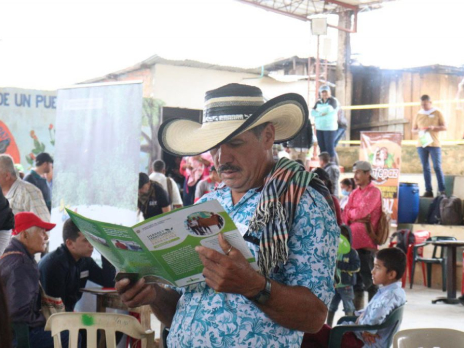 Campesino en la feria de servicios institucionales de la Zona de Reserva Campesina Pato-Balsillas