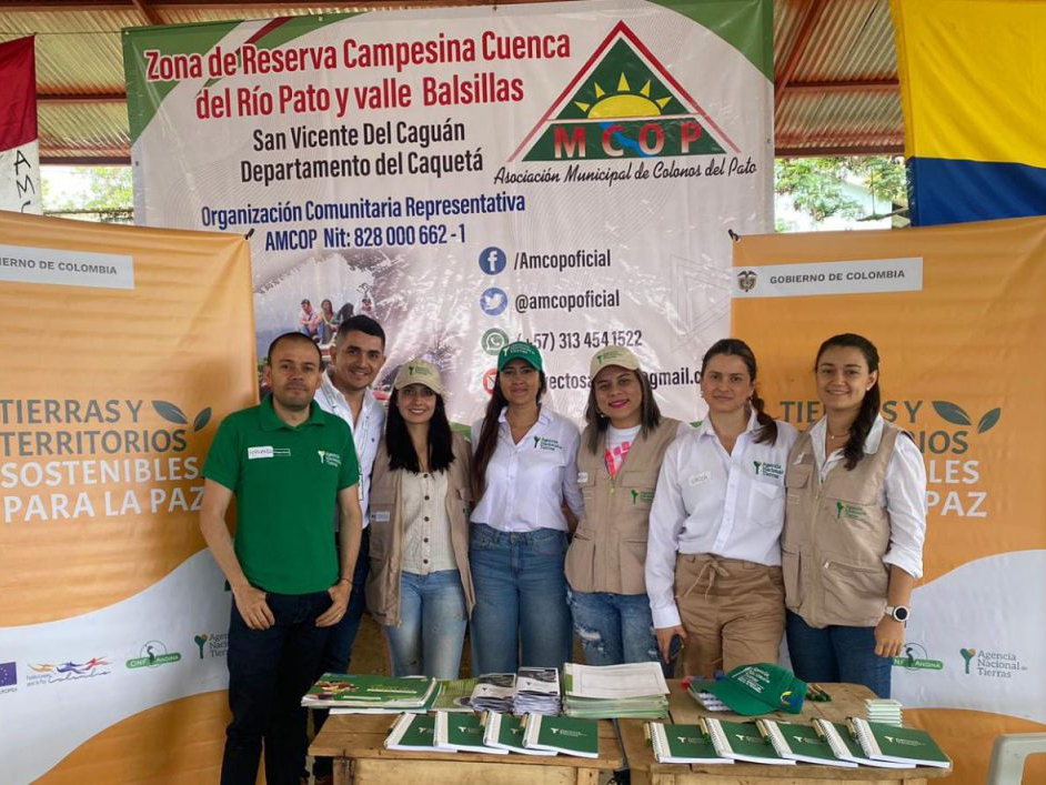 Funcionarios de la ANT en la feria de servicios institucionales de la Zona de Reserva Campesina Pato-Balsillas