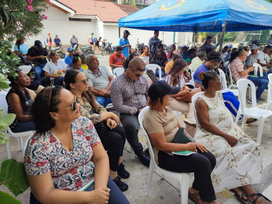 Sesión de inauguración de la nueva sede y los asistentes a ella.