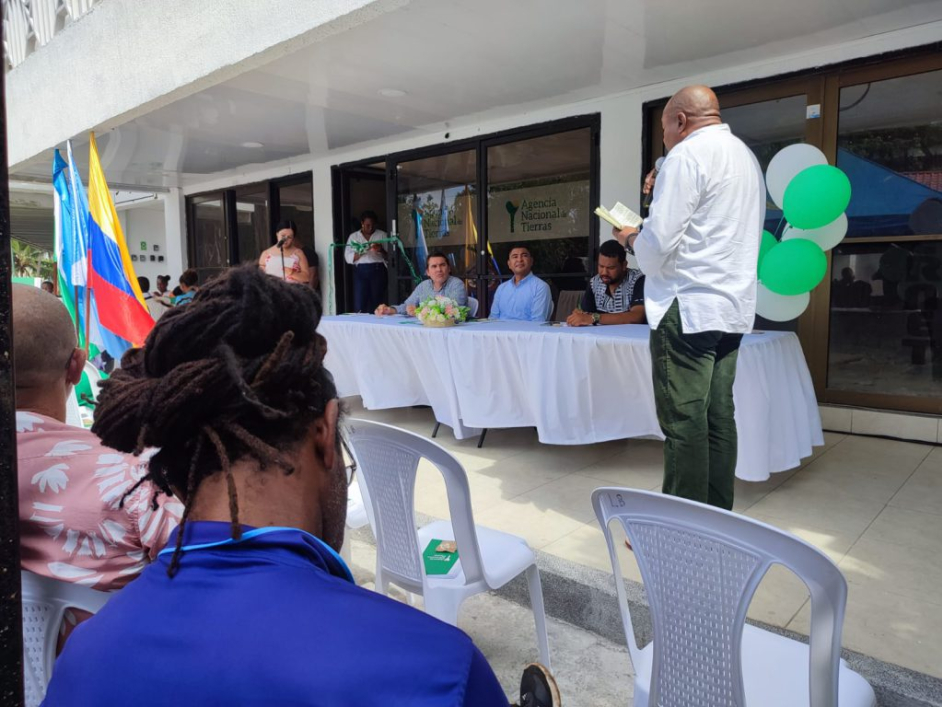 Sesión de inauguración de la nueva sede y los asistentes a ella.