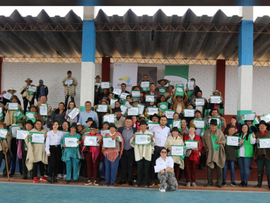 Familias campesinas sosteniendo sus títulos.