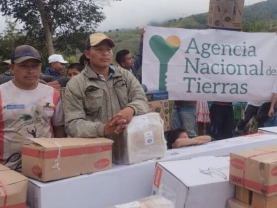 Personas del Resguardo Dai Umadamia recibiendo insumos agrícolas