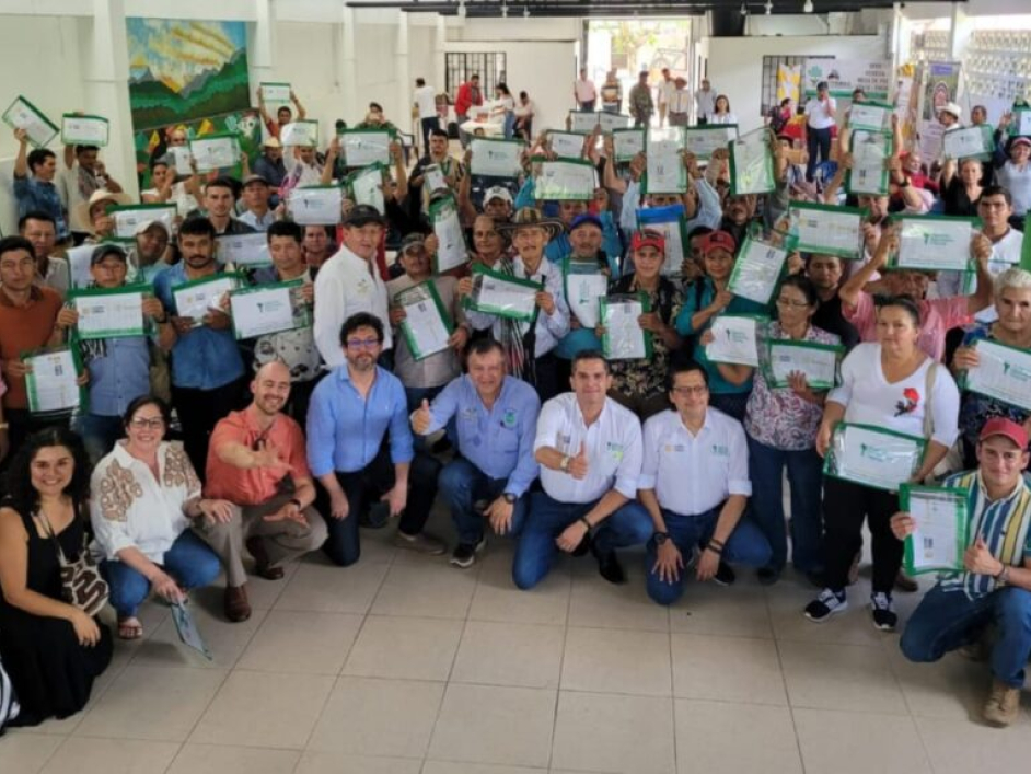 Campesinos de Ataco-Tolima celebran entrega de títulos.