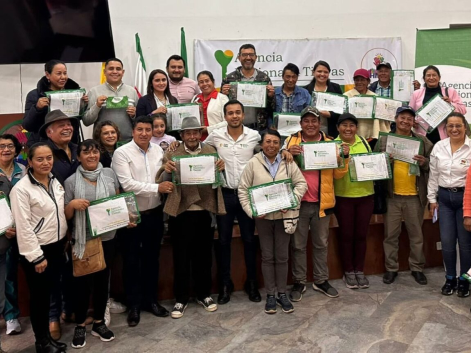 Familias campesinas de Chivatá, Boyacá recibiendo sus títulos de propiedad.