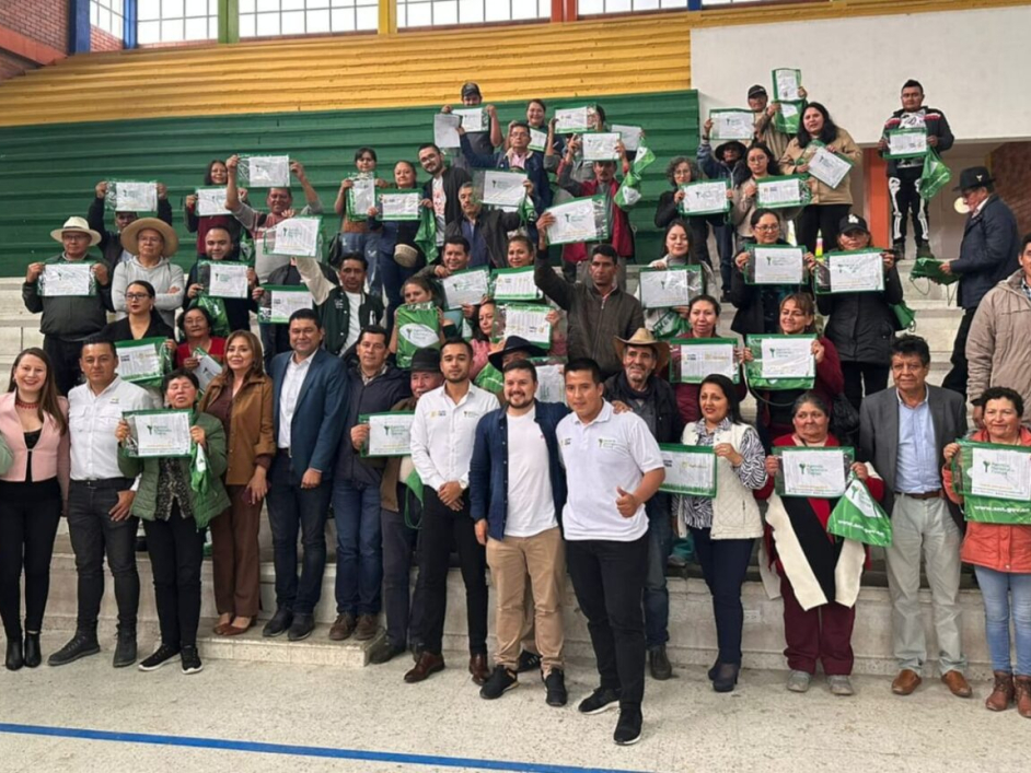 Familias campesinas de Boyacá recibiendo sus títulos.