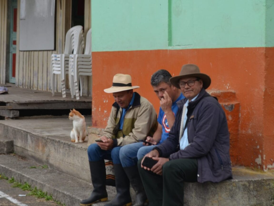 Tres hombres sentados en algún lugar de Venecia en Cundinamarca