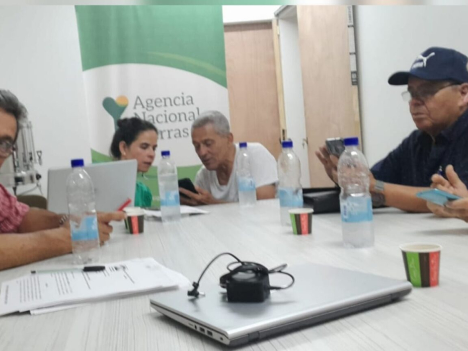 Representantes del Comité Departamental del Paro Agrario y de la Agencia Nacional de Tierras – ANT en una mesa de concertación y diálogo