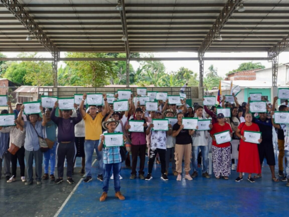 Familias campesinas en Cáceres recibiendo sus títulos.