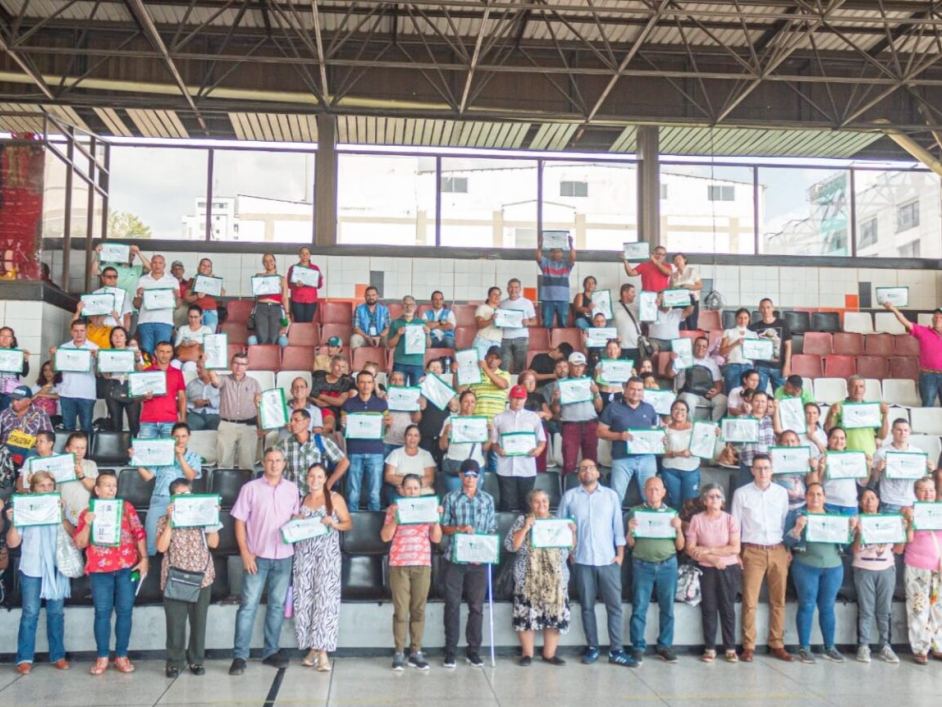 Entrega de 94 títulos a población rural de Pereira