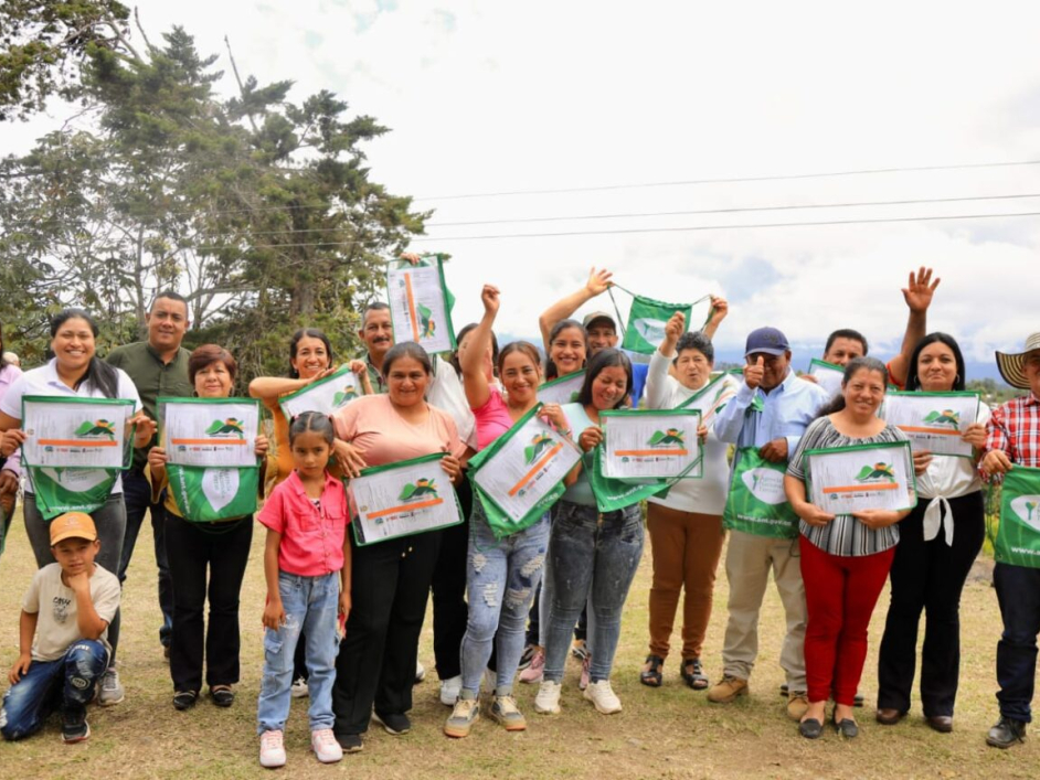 Familias campesinas del Cauca recibiendo  los títulos de propiedad de sus tierras.