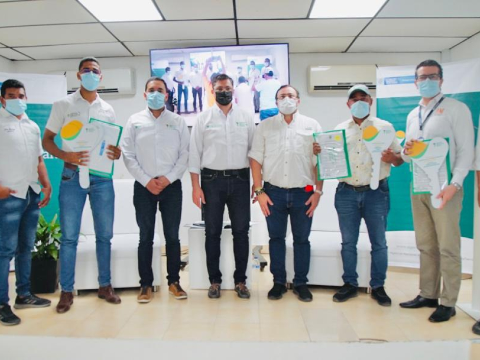 Funcionarios ANT y grupo de personas que recibieron tirulos de propiedad