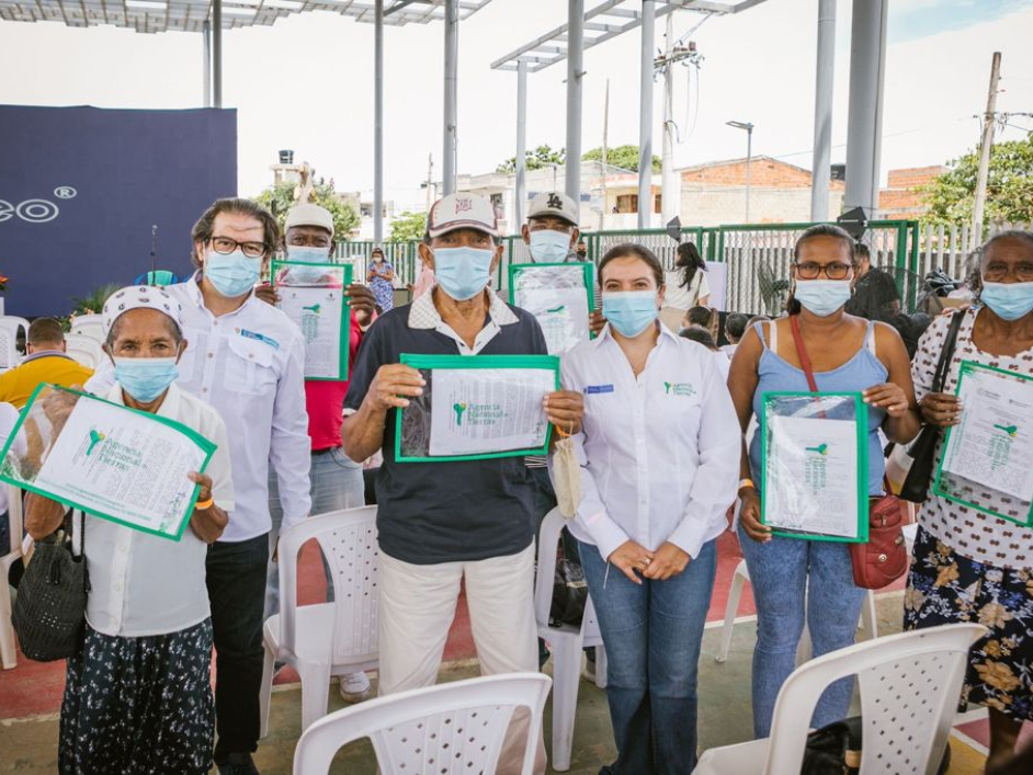 Ex directora de la ANT Myriam Carolina Martínez, Ex ministro de Agricultura Rodolfo Zea Navarro, junto a familias campesinas de Bolivar