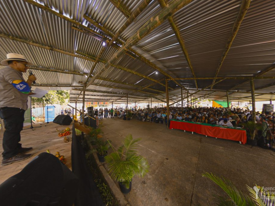 Sesión de la entrega del acta de constitución de la Zona de Reserva Campesina La Tuna