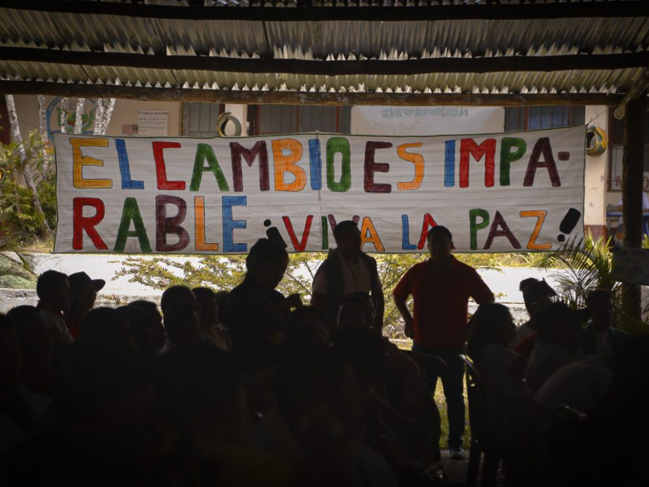 Cartel que dice "El cambio es imparable, ¡Viva la paz!"