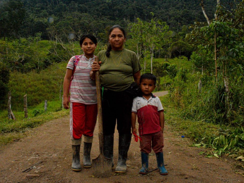 Mujer campesina y sus dos hijos.