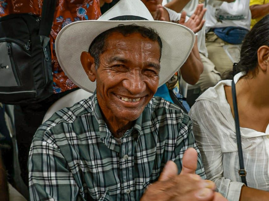 Campesino en el evento de entrega de tierras.