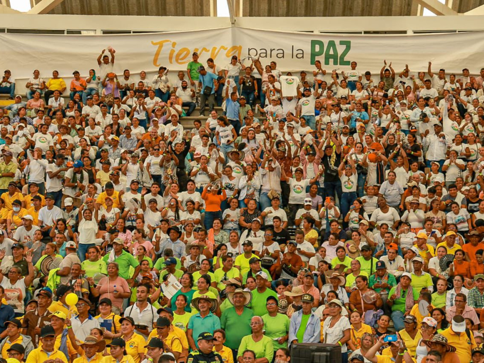 Asistentes al evento de entrega de tierras.