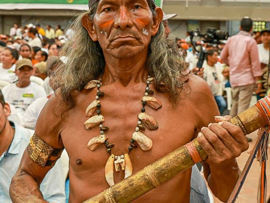 Indígena con el vestuario típico de su cultura.