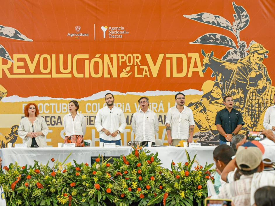 Presidente de la República y directivos en el evento de la ANT.