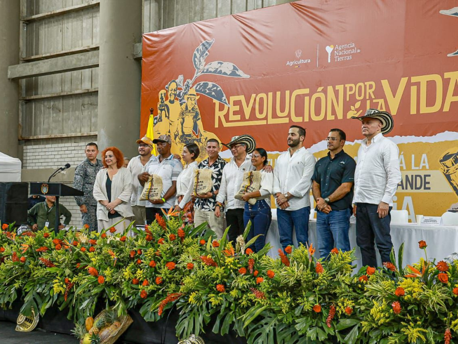 Presidente de la República y directivos en el evento de la ANT.