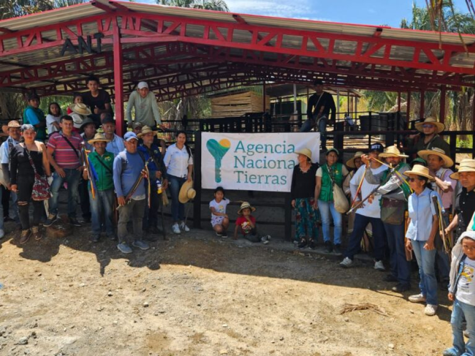 Comunidad indígena y funcionarios de la ANT en el Tolima.