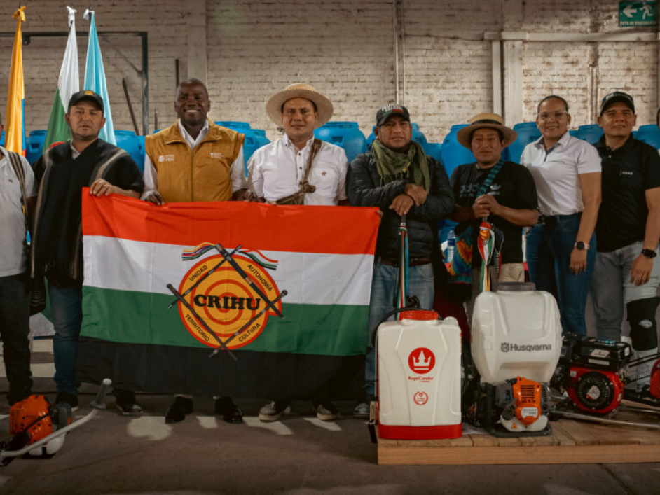Comunidad indígena beneficiada con su bandera en el Huila.