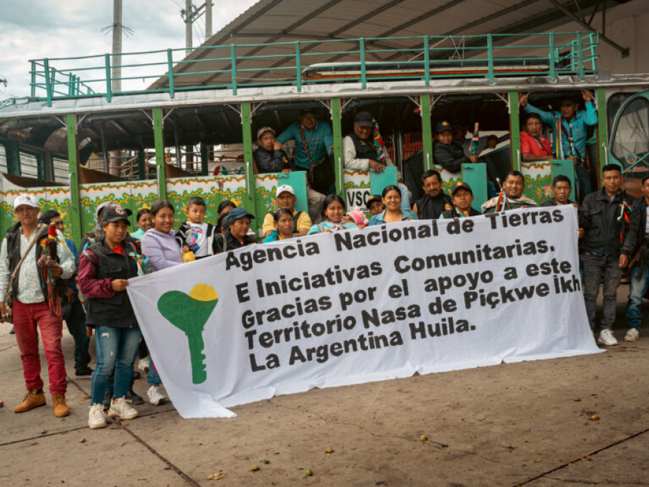 Comunidad indígena con un cartel de agradecimiento hacia la ANT en el Huila.