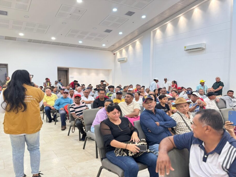 Funcionaria de la ANT junto a organizaciones campesinas