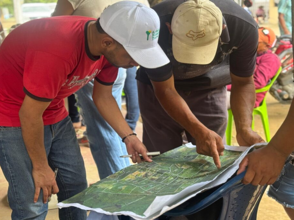 Funcionario de ANT durante caracterización de parceleros de Tamalameque
