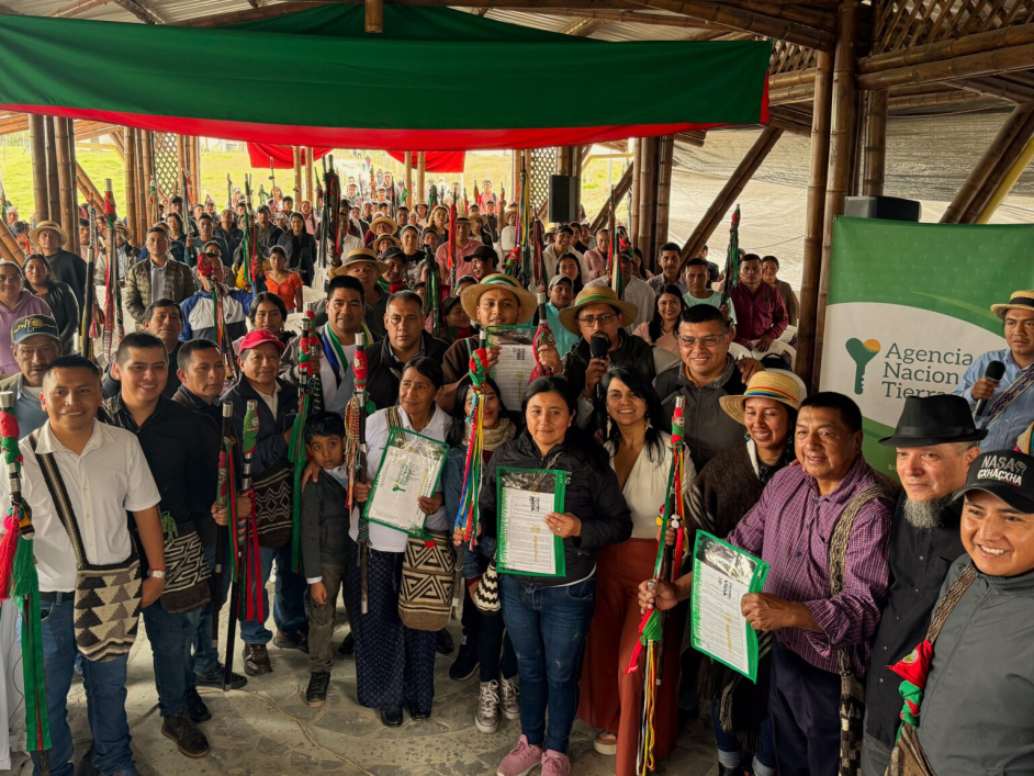 Campesinos e indígenas del Cauca lucen títulos recibidos por parte de la ANT