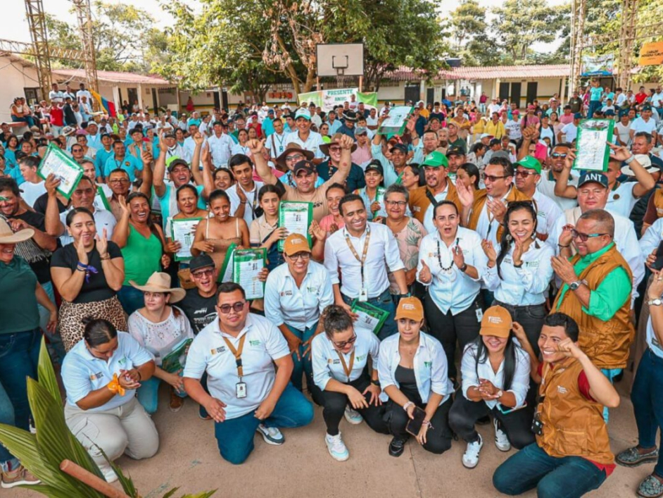 Funcionarios de ANT en entrega de predios a familias campesinas víctimas del paramilitarismo