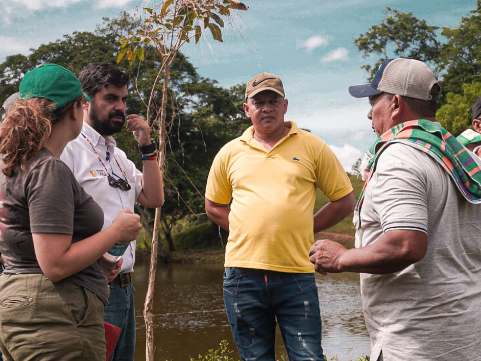 Grupo de personas reunidas en el campo