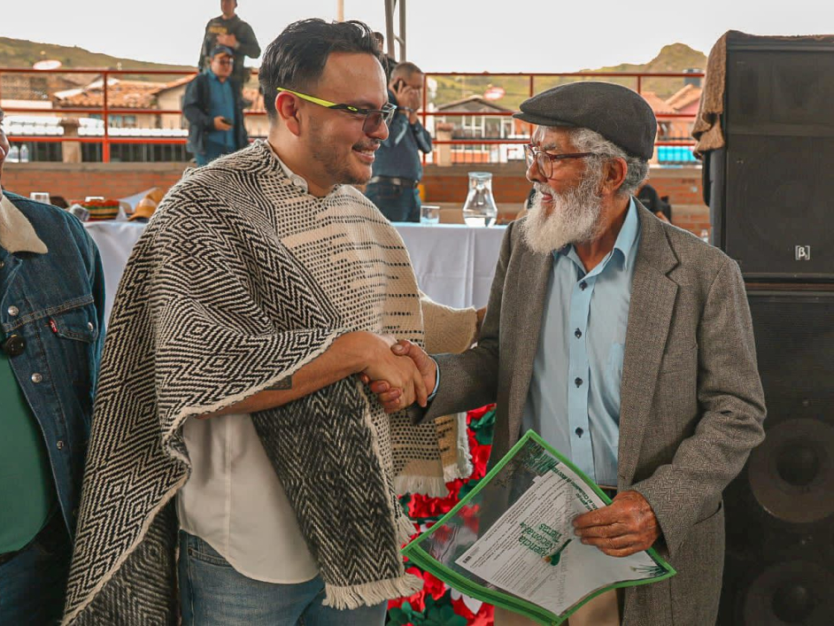 Director ant junto a ciudadanos de Boyaca que reciben predios
