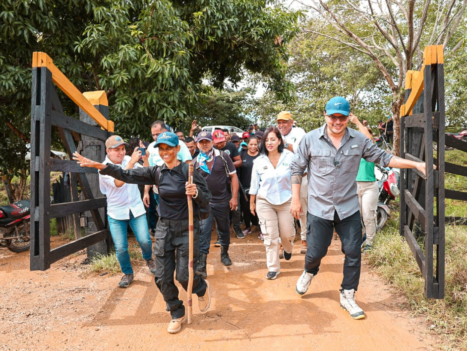 Director y equipo de la ant en predio recuperado