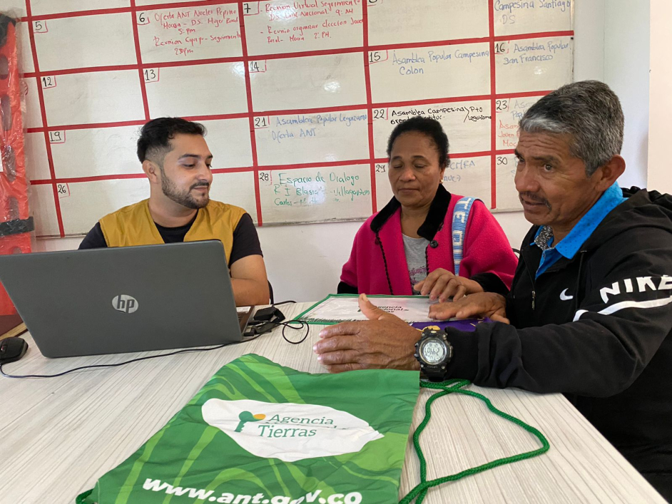 Campesinos del campesinos felices reciben tierras formalizadas 3