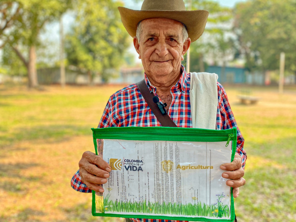 Campesino con titulo de tierra en sus manos