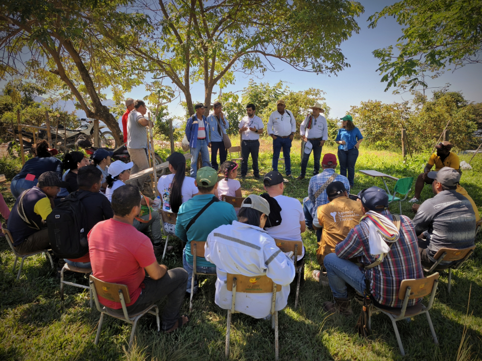 Reunión con campesinos en la jagua